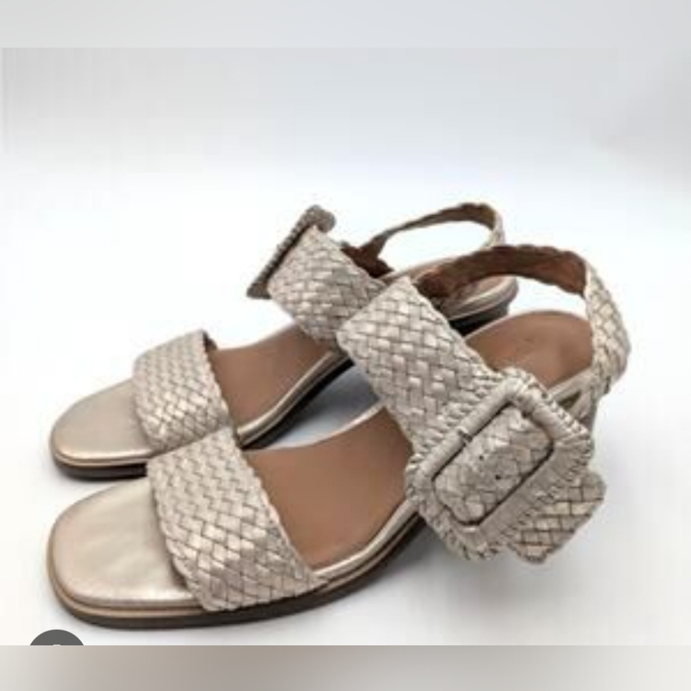 Size. 8.5 and 6 Gentle Souls Elegant Woven Sandals in Cream
